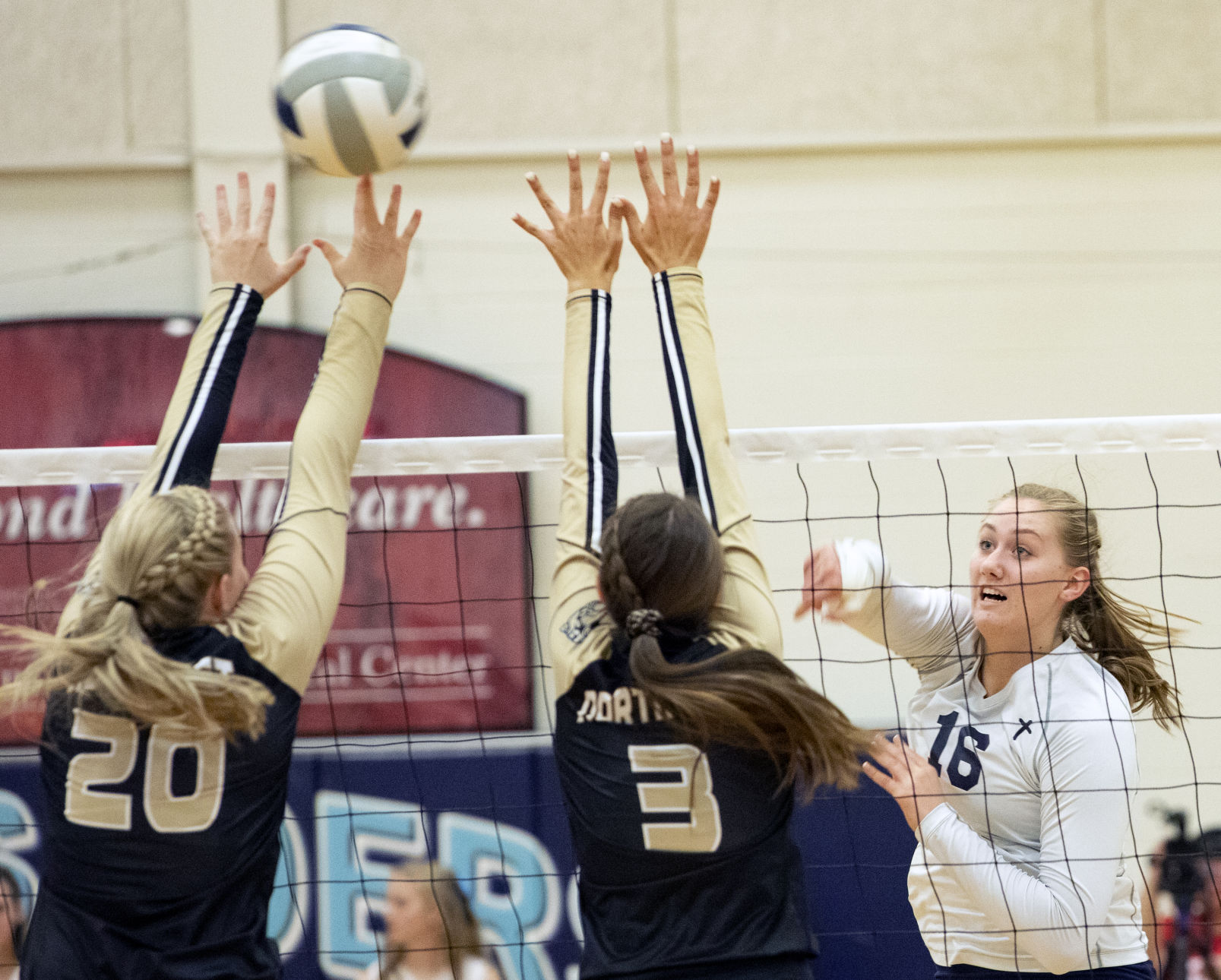 100419_ginwvball02_zlm.JPG